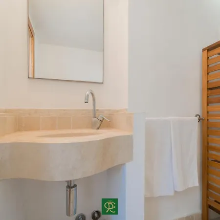 Tiziana Villa *